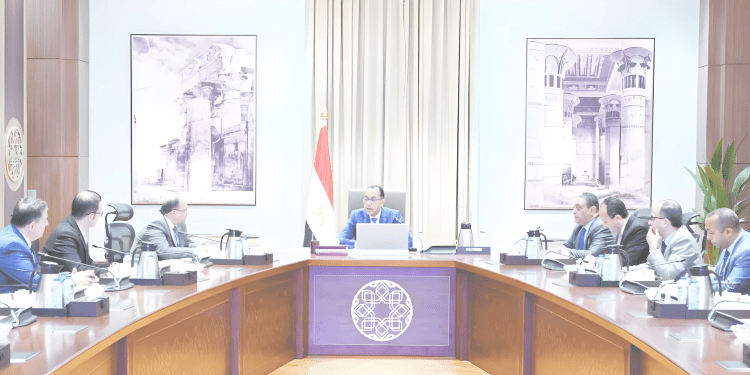 مدبولى يطمئن على موقف الأدوية والمستلزمات الطبية:زيادة الإنتاج لسد الاحتياجات المحلية من الدواء