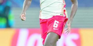 محاولة «أهلاوية» أخيرة لضم «كوناتيه»