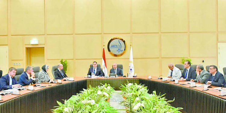 لقاءات مكثفة لتفعيل التعاون مع المجر:وزير النقل: إدخال عربات صفقة الـ« ٠٥٣١ سكة حديد» فى الخدمة تباعًا 1 - جريدة الجمهورية لقاءات مكثفة لتفعيل التعاون مع المجر:وزير النقل: إدخال عربات صفقة الـ« ٠٥٣١ سكة حديد» فى الخدمة تباعًا