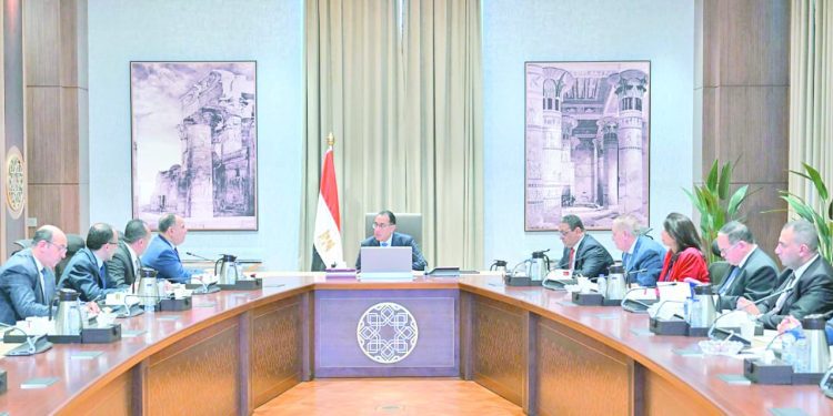 مدبولى يواصل العمل.. بالتوازى مع جهود تشكيل الحكومة