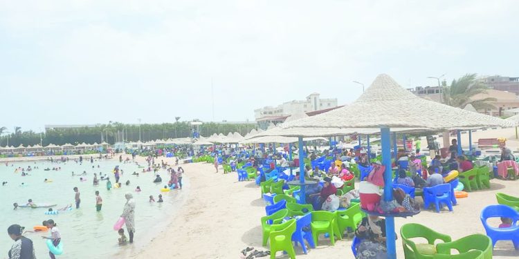 «لا وقت للنوم».. شعار ثالث أيام العيد: الشواطئ ٣ ألوان.. وسكان «الدلتا» فى أحضان «عروس المتوسط»