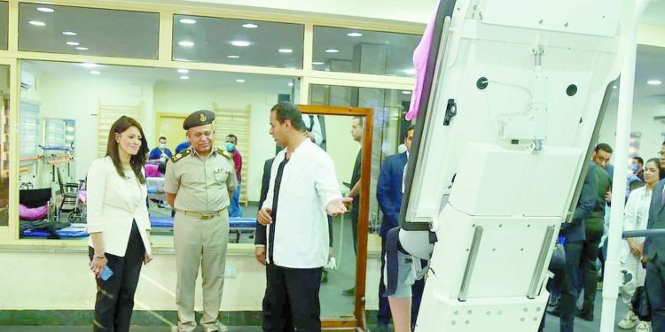 تنظم مراسم تسليم الأطراف التعويضية لعدد من ضحايا الألغام ومخلفات الحروب السابقة 1 - جريدة الجمهورية لماذا أكتب؟!