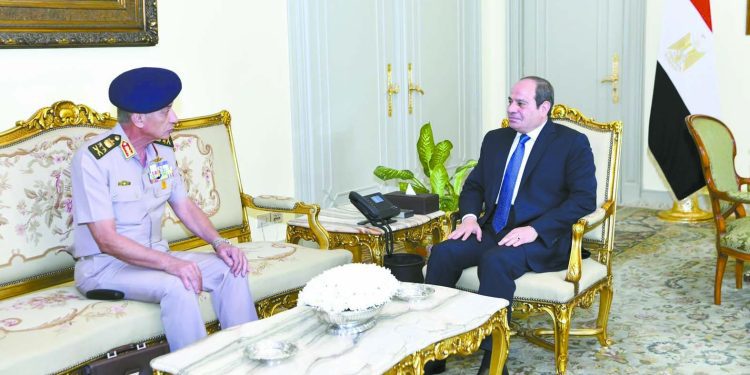 الرئيس السيسى يستقبل القائد العام للقوات المسلحة 1 - جريدة الجمهورية فى مصر