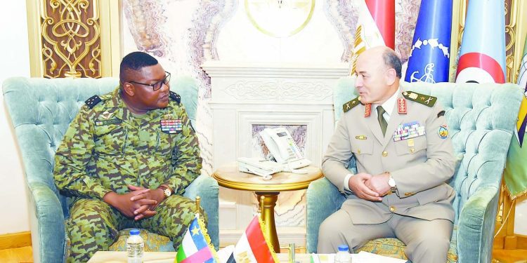 الفريق أسامة عسكر يلتقي رئيس أركان القوات المسلحة بإفريقيا الوسطى 1 - جريدة الجمهورية فى مصر