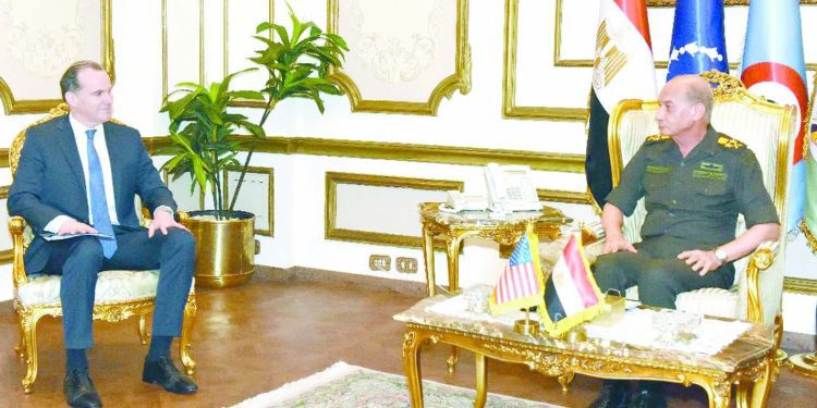 القائد العام للقوات المسلحة يلتقى منسق الشرق الأوسط لمجلس الأمن القومى الأمريكى