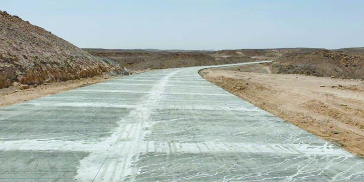 وزير الإسكان: طرق جديدة.. لخدمة المناطق الصناعية والمحاجر بأسوان