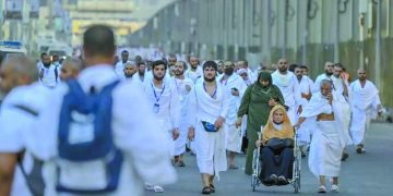 الحجاج يتوجهون لزيارة قبر الرسول بالمدينة المنورة