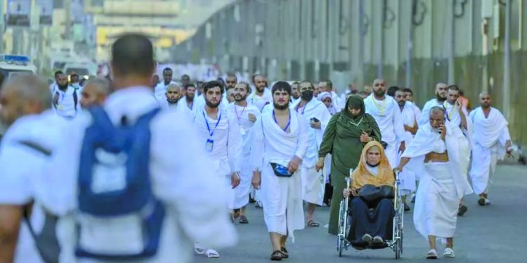 الحجاج يتوجهون لزيارة قبر الرسول بالمدينة المنورة