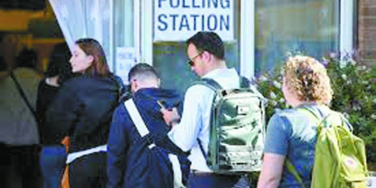 بريطانيا «تتجه يسارًا».. وتوقعات بهزيمة تاريخية للمحافظين