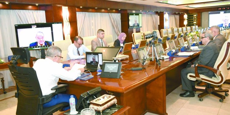 «ربيع»..لنائب رئيس جمعية مالكى السفن الكورية: قناة السويس مستمرة فى كافة خدماتها الملاحية والبحرية رغم التحديات