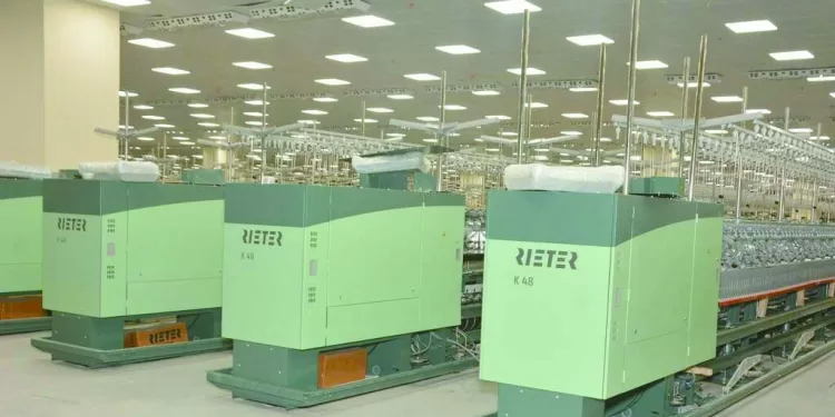 «شيمى»يتفقد أكبر مصنع للغزل فى العالم بالمحلة.. ويطلب إدخاله الإنتاج قبل ديسمبر 1 - جريدة الجمهورية «شيمى»يتفقد أكبر مصنع للغزل فى العالم بالمحلة.. ويطلب إدخاله الإنتاج قبل ديسمبر