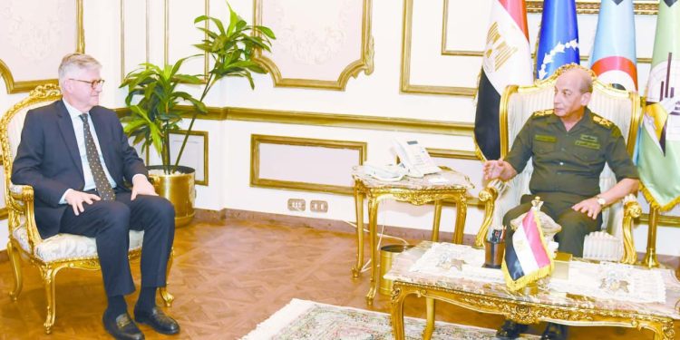 الفريق أول محمد زكى يلتقى وكيل سكرتير عام الأمم المتحدة لعمليات حفظ السلام 1 - جريدة الجمهورية 28 مليوناً تحسم قرار السولية بالبقاء