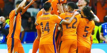 إنجلترا تتأهل بصعوبة.. وهولندا تقلب الطاولة على الأتراك