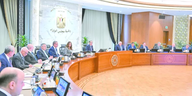 مدبولى للمحافظين الجدد فى أول اجتماع: انزلوا الشارع.. تعاملوا مع مشاكل الناس.. راقبوا الأسواق 1 - جريدة الجمهورية «الخميس» وصول الوفد الأول لـ «باريس»