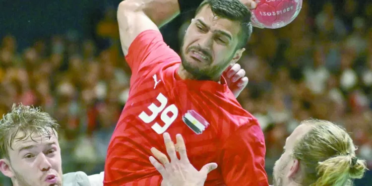 يد «الفراعنة» تخطط  لاصطياد «الديوك» على أرضها