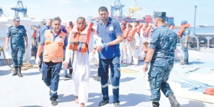 القوات البحرية تنقذ مركب هجرة غير شرعية على متنها 31 شخصًا.. بعد تعرضها لعطل فنى