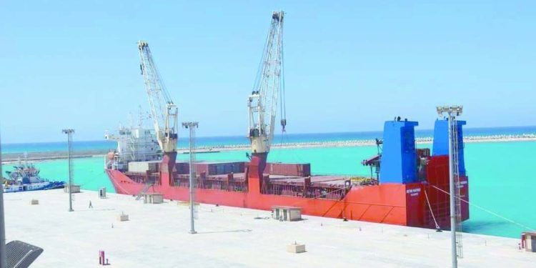 الونش العملاق يصل «الضبعة» 1 - جريدة الجمهورية الونش العملاق يصل «الضبعة»