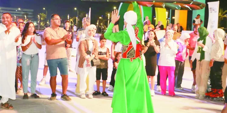 «التنورة وبنات بحرى والزفة» والعروض الشعبية أبهرت الحضور: «العالم علمين» يواصل التألق 1 - جريدة الجمهورية «التنورة وبنات بحرى والزفة» والعروض الشعبية أبهرت الحضور: «العالم علمين» يواصل التألق