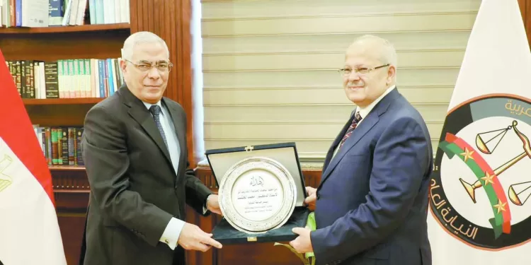 لإسهاماته الفعالة للنيابة العامة وأعضائها: النائب العام يكرِّم رئيس جامعة القاهرة