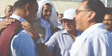 مدبولى وسط أهالى «رأس الحكمة»: «رأس الحكمة».. نقطة جذب للاستثمارات