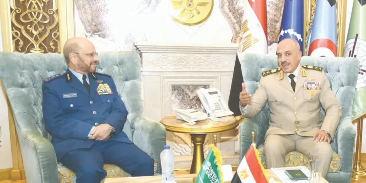 الفريق أحمد خليفة يلتقى رئيس هيئة الأركان العامة للقوات المسلحة السعودية