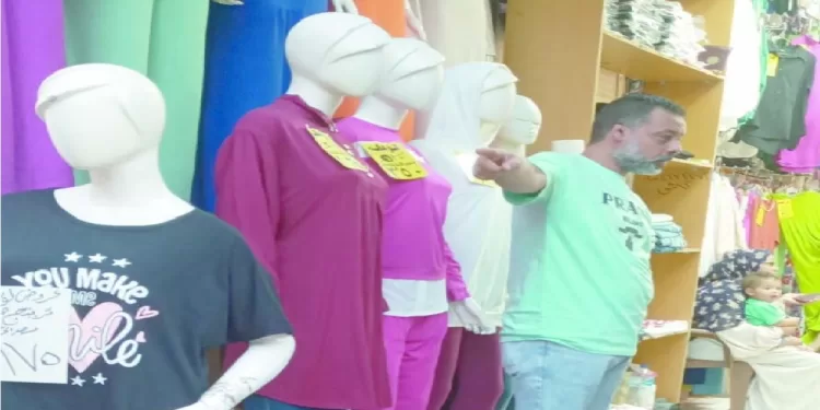 التخفيضات حقيقية.. والرقابة مستمرة: الأدوات المدرسية.. تسيطر على الأوكازيون فى السويس