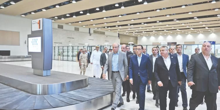 د.مدبولى.. خلال جولة بمطار برج العرب: توجيهات رئاسية لتطوير المطارات المصرية.. لجذب 30 مليون سائح 