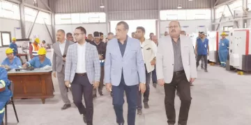 وزير الإنتاج الحربى يتفقد شركة «حلوان لمحركات  الديزل» ويؤكد: الاهتمام بالبحوث والتطوير لزيادة الإنتاجية.. والالتزام بالسلامة والصحة المهنية