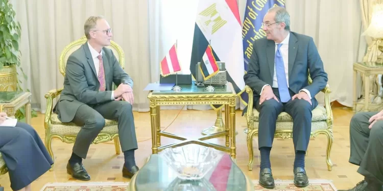 وزير الاتصالات التقى سفير لاتفيا بالقاهرة :مصر.. مقصد عالمى لمراكز التعهيد وتصدير الخدمات التكنولوجية