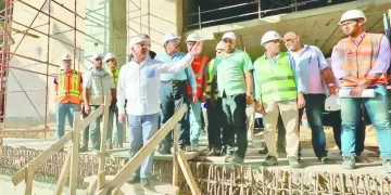 كامل الوزير عقب تفقده الخط الأول: القطار الكهربائى السريع.. «ملحمة عظيمة»