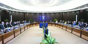 تنفيذاً للتوجيهات الرئاسية.. «مدبولى» لـ «الحكومة»: كافة الإمكانيات لتعزيز توطين الصناعات الواعدة فى مصر