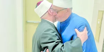 المفتى السابق يستقبل المفتى الجديد من الباب حتى المكتب