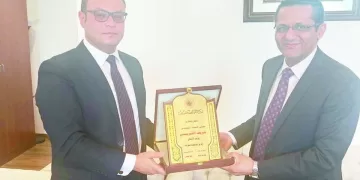 نقيب الصحفيين بحث مع وزير الإسكان تخصيص حصة من الوحدات السكنية للصحفيين