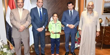 صبحي يكرم «حريفة الشارع» ويمنحها عضوية مركز شباب بني صالح