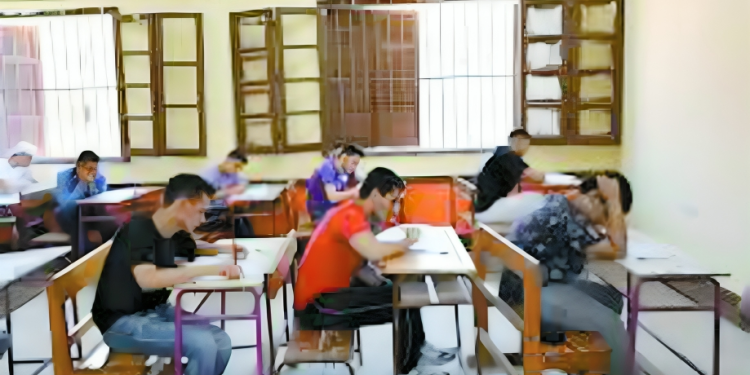 إجماع شعبى.. بعد إعلان هيكلة الثانوية: تخفيف المناهج رحمة للأسرة 1 - جريدة الجمهورية إجماع شعبى.. بعد إعلان هيكلة الثانوية: تخفيف المناهج رحمة للأسرة