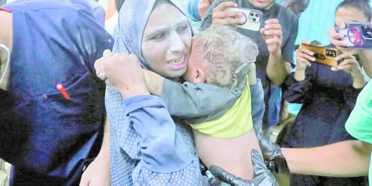 إسرائيل تستخدم الأطفال دروعًا بشرية.. وتأمر بإخلاء مناطق إنسانية فى دير البلح وخان يونس 1 - جريدة الجمهورية إسرائيل تستخدم الأطفال دروعًا بشرية.. وتأمر بإخلاء مناطق إنسانية فى دير البلح وخان يونس