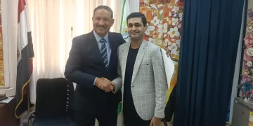 «تعليم الجيزة» تُكرم عادل عون طالب «الدمج».. وتمنحه شهادة تقدير