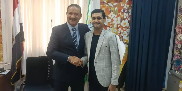 «تعليم الجيزة» تُكرم عادل عون طالب «الدمج».. وتمنحه شهادة تقدير