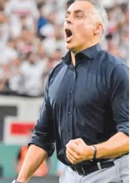 جوميز وبنتايك «حبايب» .. والغينى كوستا فى القلعة البيضاء