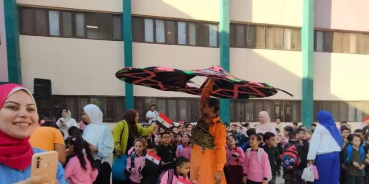 مدرسة في بلبيس تستقبل الطلاب بـ«التنورة» في أول يوم دراسي 1 - جريدة الجمهورية مدرسة في بلبيس تستقبل الطلاب بـ«التنورة» في أول يوم دراسي