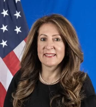 السفيرة الأمريكية تكرم أوائل شهادة الثانوية العامة في مصر