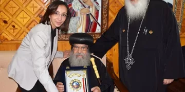 محافظ البحيرة تكرم الأنبا باخوميوس تقديرًا لدوره الوطني