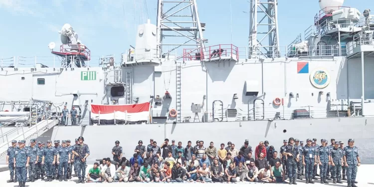 على متنها 45 فردًا: القوات البحرية تنجح فى إنقاذ مركب هجرة غير شرعية