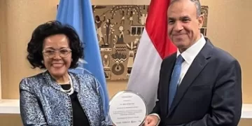 وزير الخارجية يتسلم الجائزة المقدمة إلى الرئيس السيسى لجهوده فى حشد التمويل لمشروعات تدعم التكامل الإقليمى