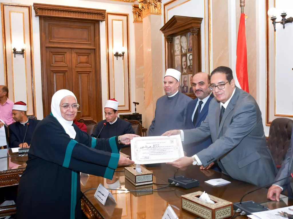 جامعة القاهرة تمنح الأئمة والواعظات أدوات جديدة للتعامل مع تحديات العصر 2 | جريدة الجمهورية