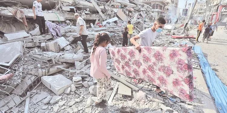 جنود اسرائيليون يلقون جثامين فلسطينيين من فوق مبنى بجنين