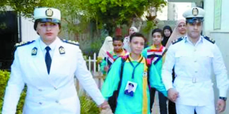 اصطحبت أبناءهم إلى المدارس: الداخلية: حريصون على رعاية ودعم «أسر الشهداء»