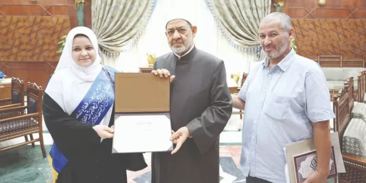 الطيب يُكرِّم أوائل الثانوية وأُسرهم: ما بذلتموه من جهد لا يمكن مكافأته