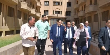 رئيس جامعة القاهرة يؤكد على أهمية توفير بيئة دراسية صحية ومريحة للطلاب