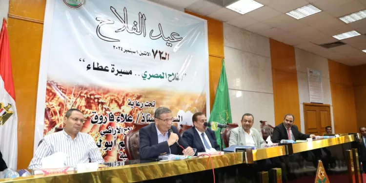 وزير الزراعة يوزع عقود الاصلاح الزراعي على المنتفعين وكروت تسوية بالليزر